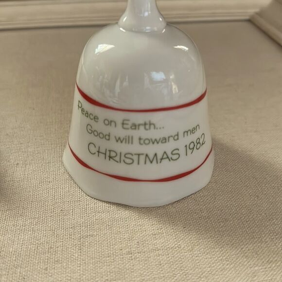 Vintage 1982 white porcelain Christmas bell with red and green details. - Picture 5 of 6
